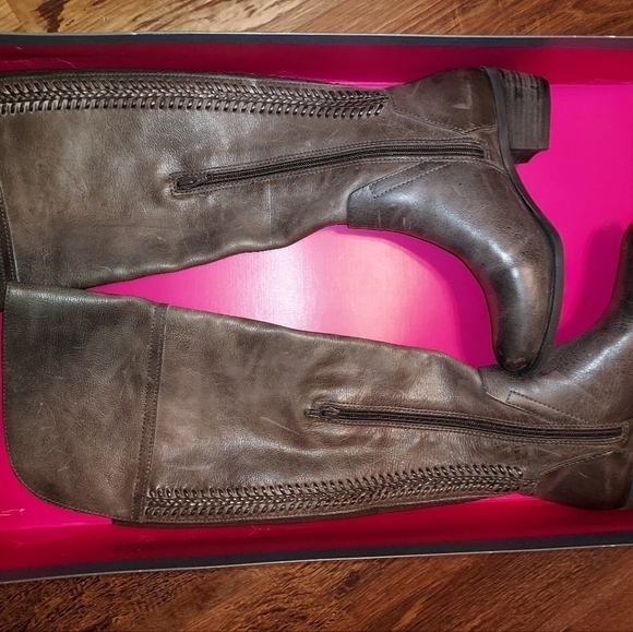 Vince Camuto Bendra grey distressed bomber boots size 5 new in box - Picture 10 of 16